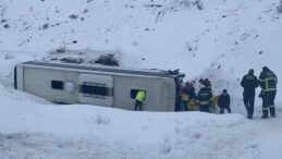 Son dakika… Erzincan’da yolcu otobüsü şarampole devrildi: Çok sayıda yaralı