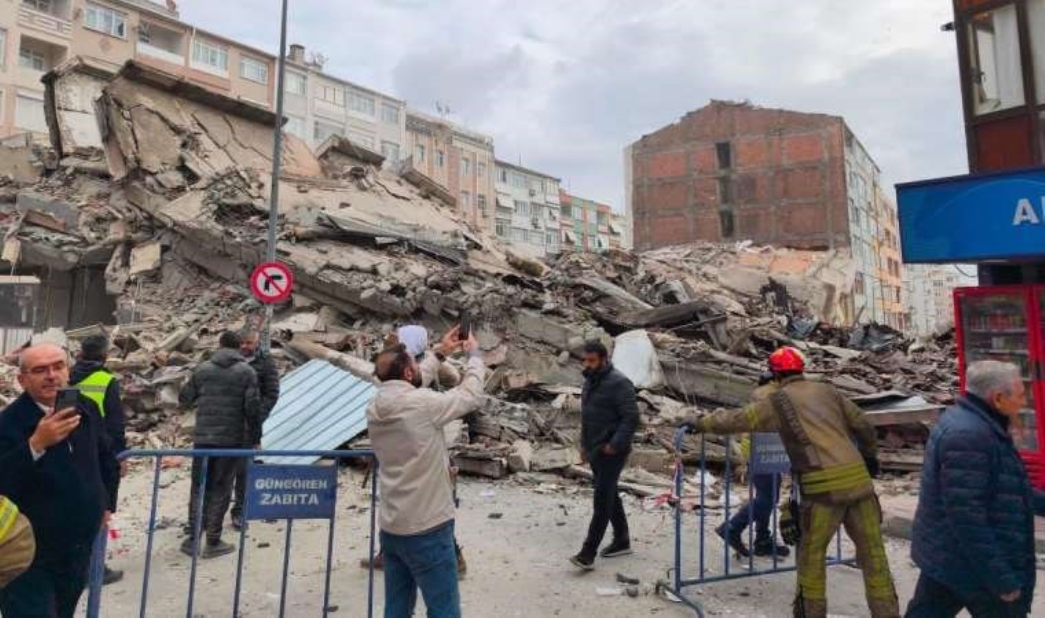 Son Dakika… Güngören’de bina çöktü