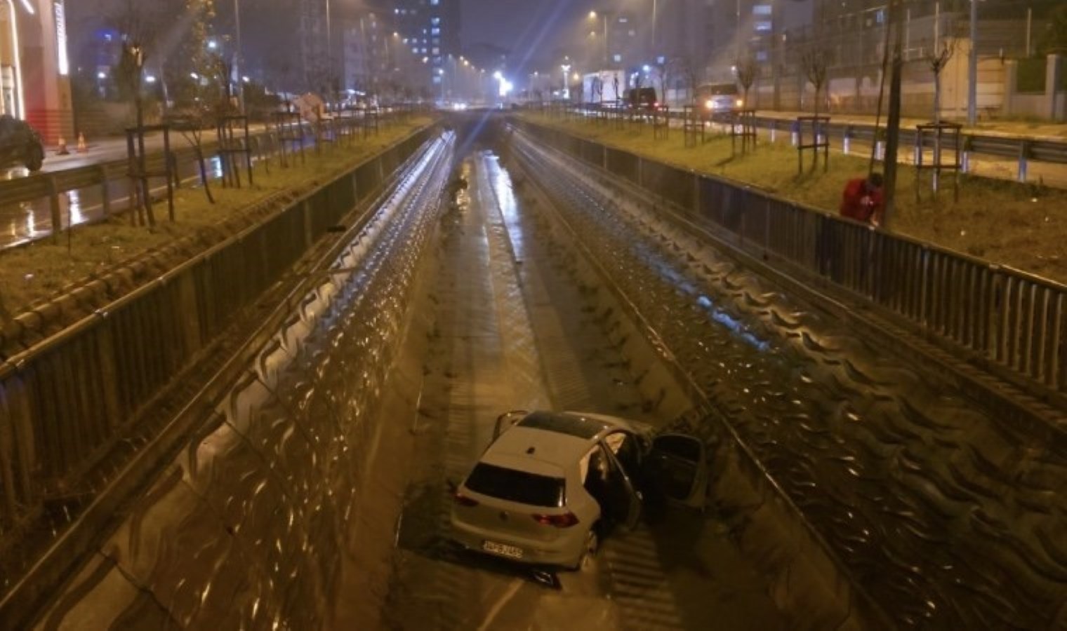 Sultanbeyli’de feci kaza… Bariyere çarpan otomobil dereye uçtu: Yaralılar var!