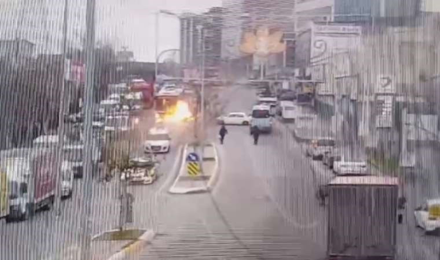 Sultanbeyli’de İETT otobüsüne çarpan motosiklet alev alev yandı