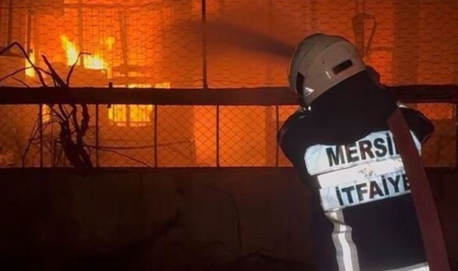 Tarsus’ta yem fabrikasında korkutan yangın! Ekipmanlar zarar gördü…