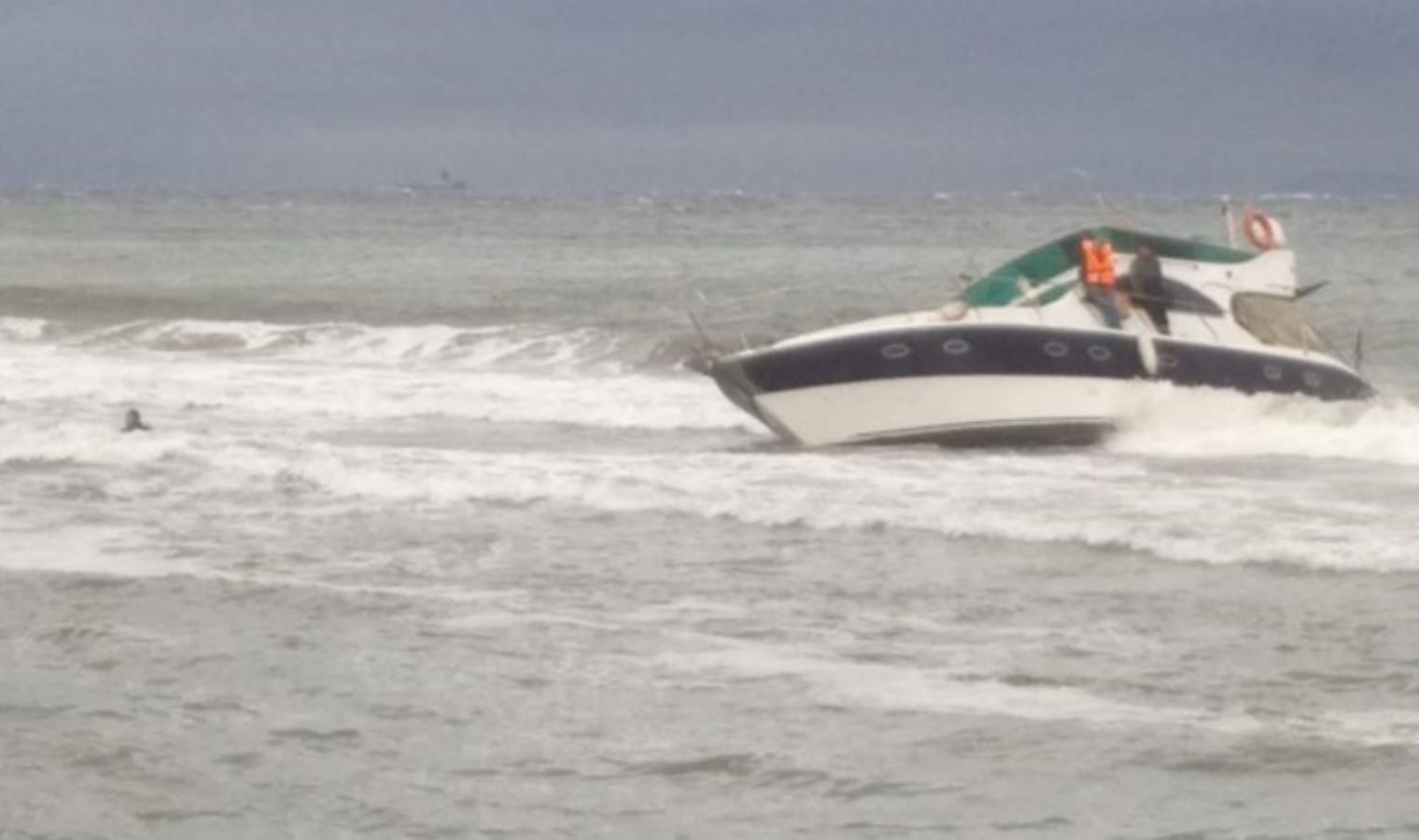 Tekne yan yattı: 2 kişi son anda kurtarıldı!