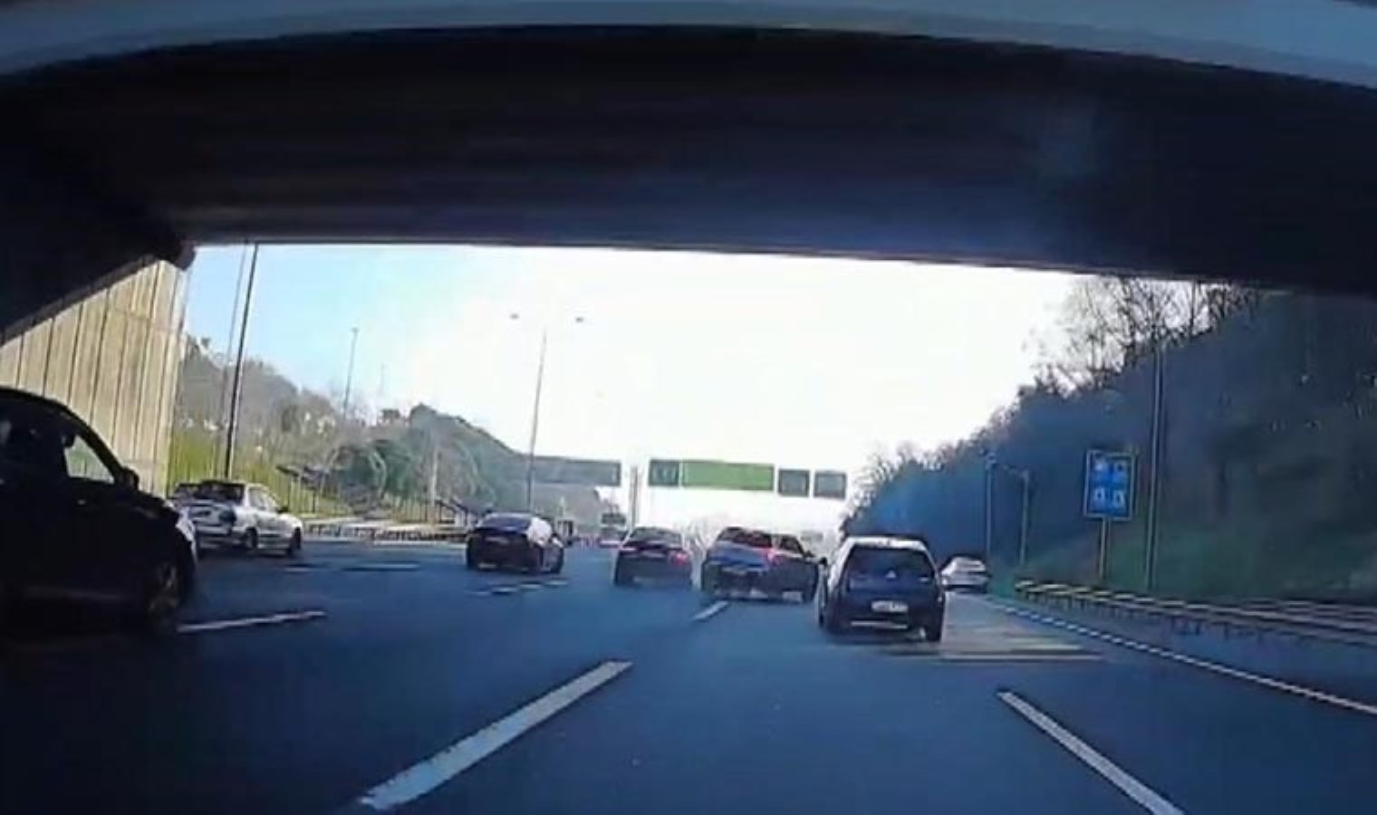 TEM Otoyolu’nu kilitleyen kaza: Sarıyer’de otomobil 3 araca çarptı!