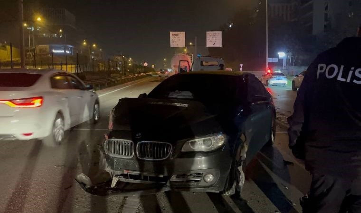 Ters şeritten ilerleyen otomobil TIR’la çarpıştı: Yaralılar var!