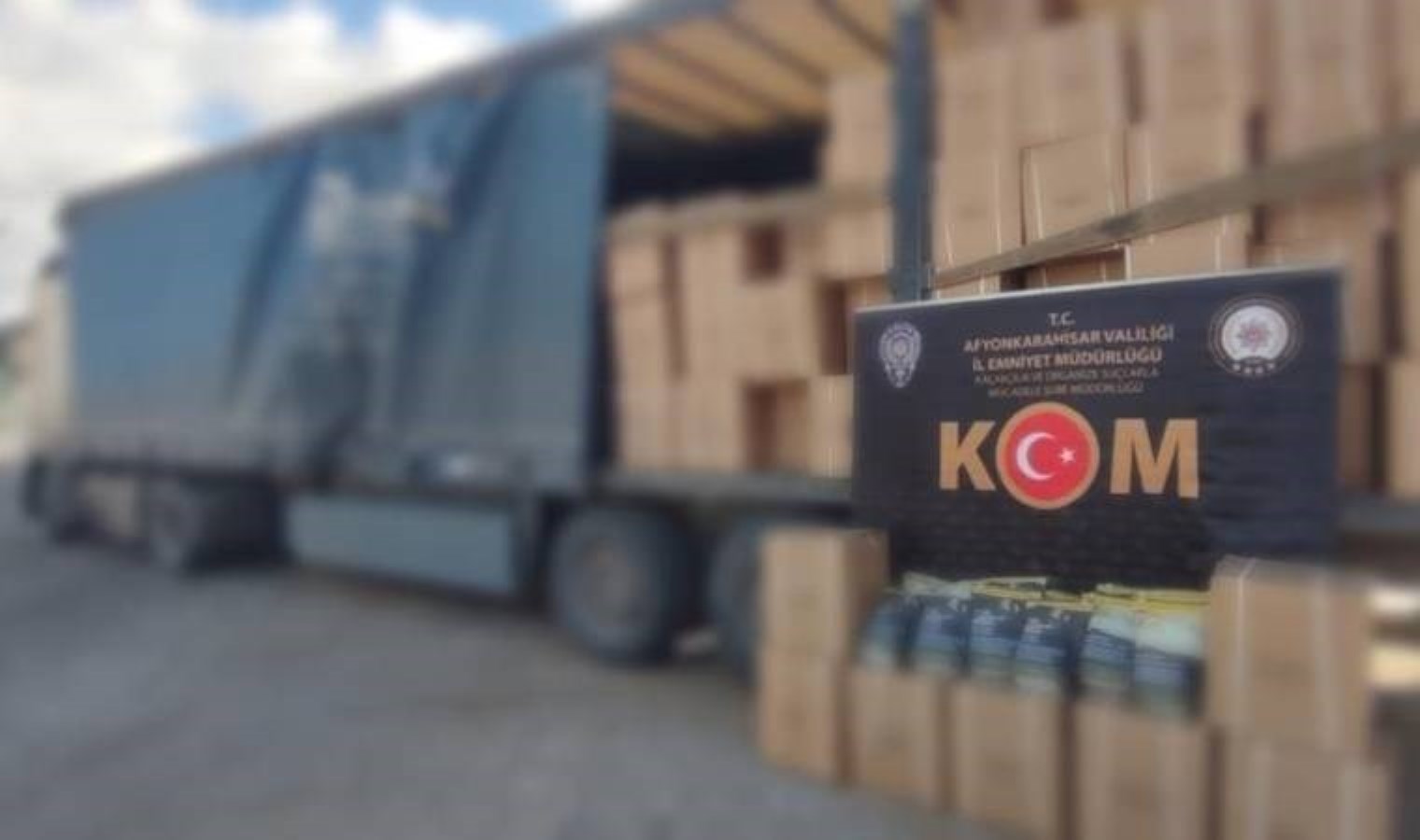 TIR’da tonlarca sahte bandrollü tütün ele geçirildi