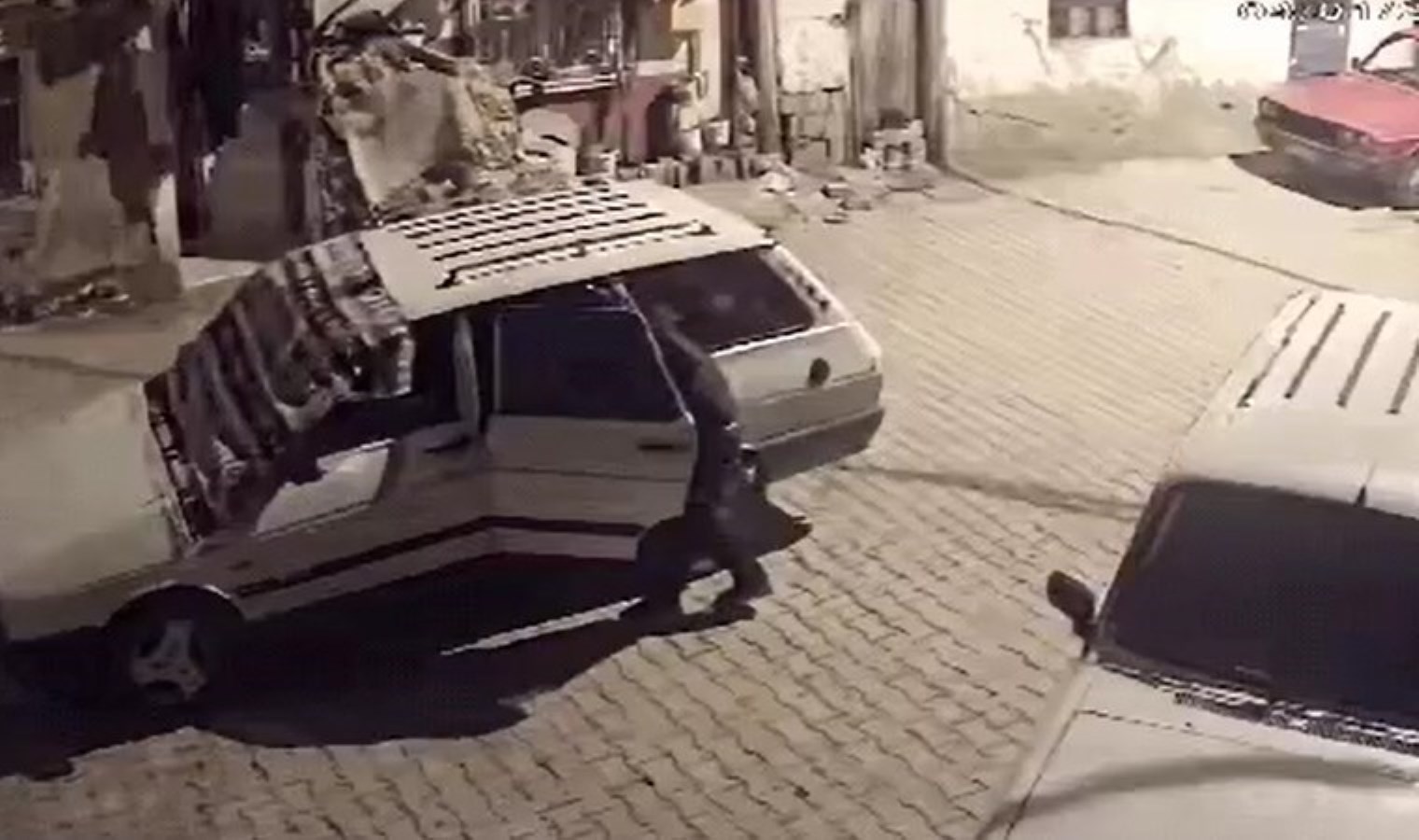 Tokat’ta ‘4 dakikada’ hırsızlık: Otomobilin ses sistemini çalıp, kayıplara karıştı