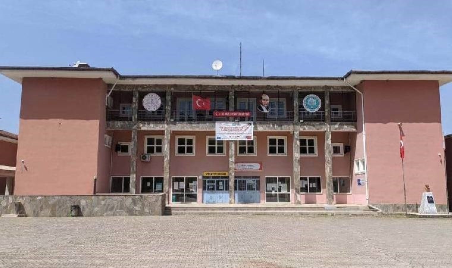 Üç lise öğrencisinin stajda istismara uğradığı belirtildi, okul idaresi sessiz