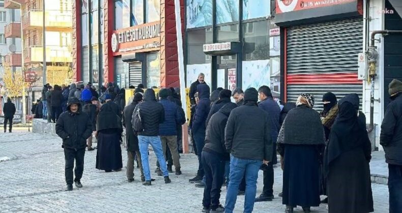 Ucuz et kuyruğunda bekleyen yurttaş isyan etti: ‘Bir tek tabut ve mezarımız eksik’