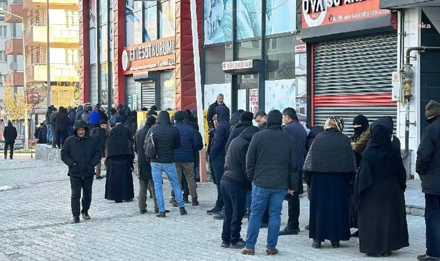 Ucuz et kuyruğunda bekleyen yurttaş isyan etti: ‘Bir tek tabut ve mezarımız eksik’