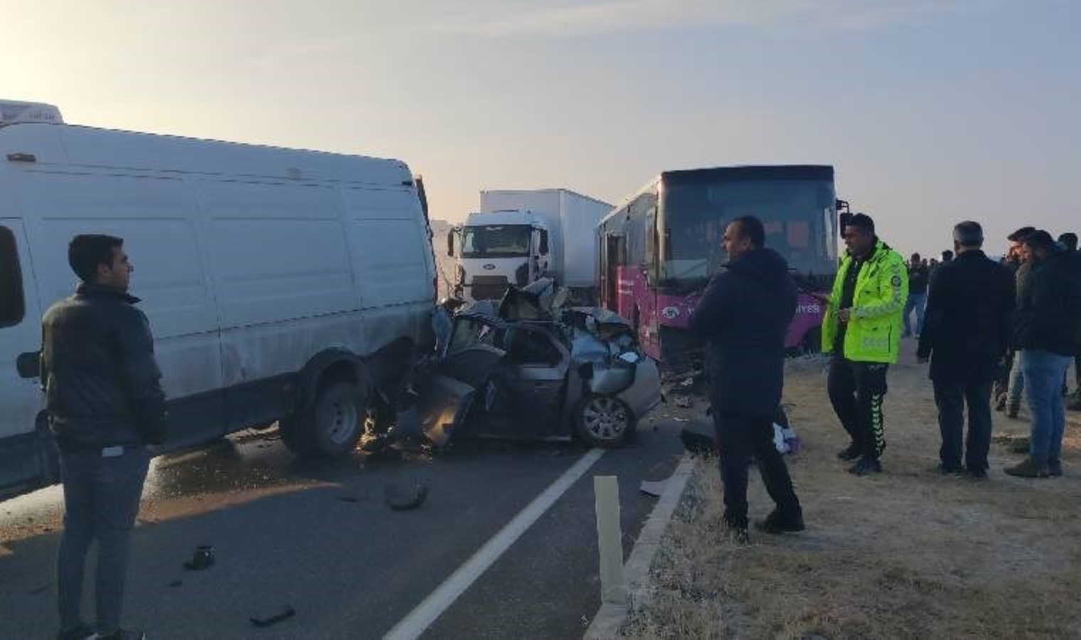 Van’da feci kaza… Çok sayıda araç birbirine girdi: Yaralılar var!