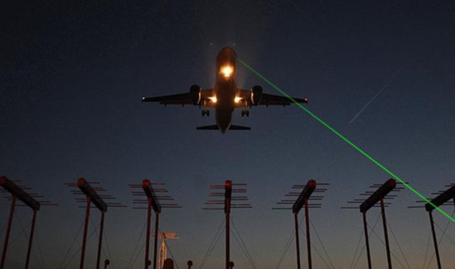 Yeni cezalar yürürlükte: Uçağa lazer tutanlar yüksek bedel ödeyecek