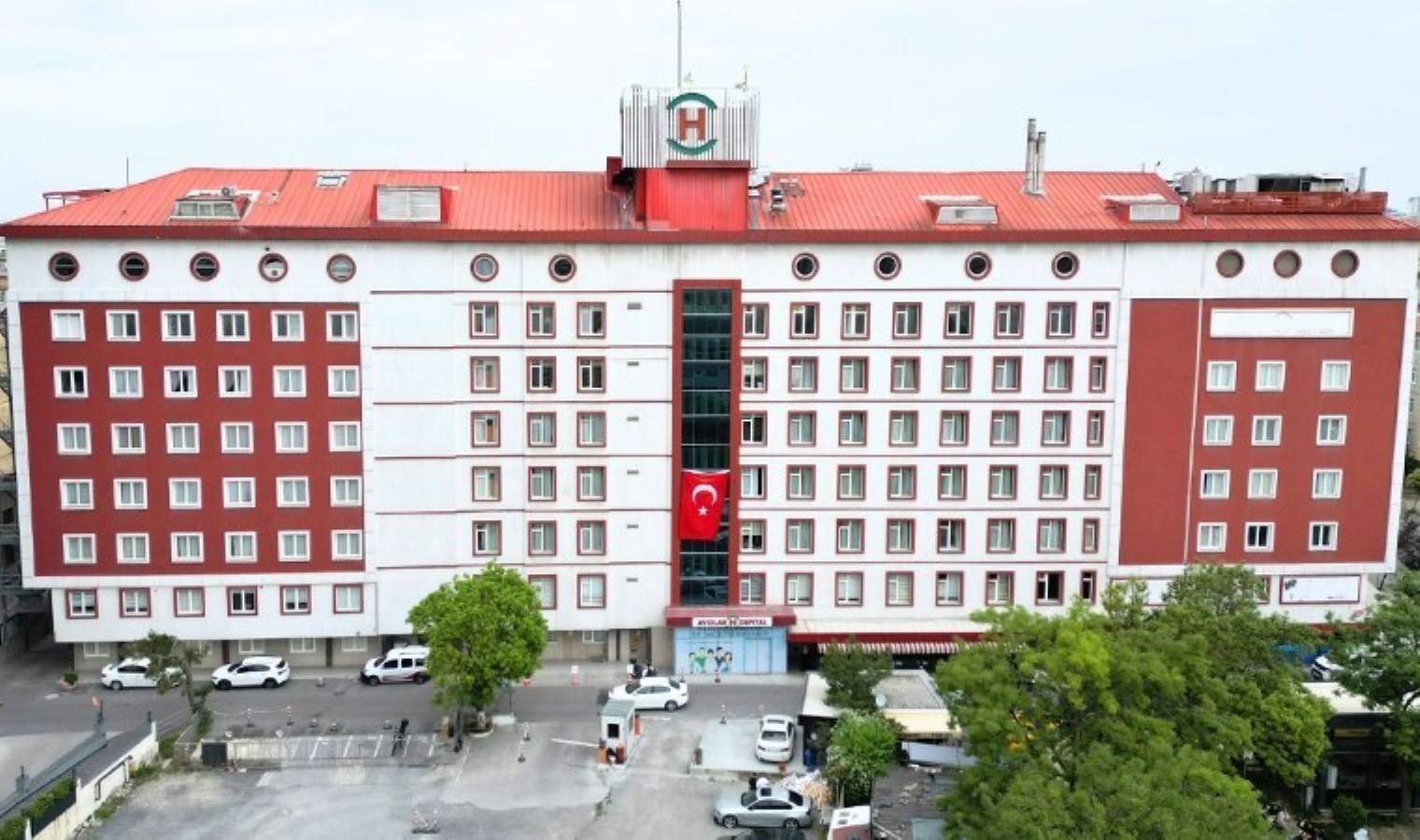 ‘Yenidoğan Çetesi’ kapsamında kapatılmıştı… Eski bakan Müezzinoğlu’nun hastanesi Avcılar Hospital’a saldırı: Kapısı ve camları kırıldı!
