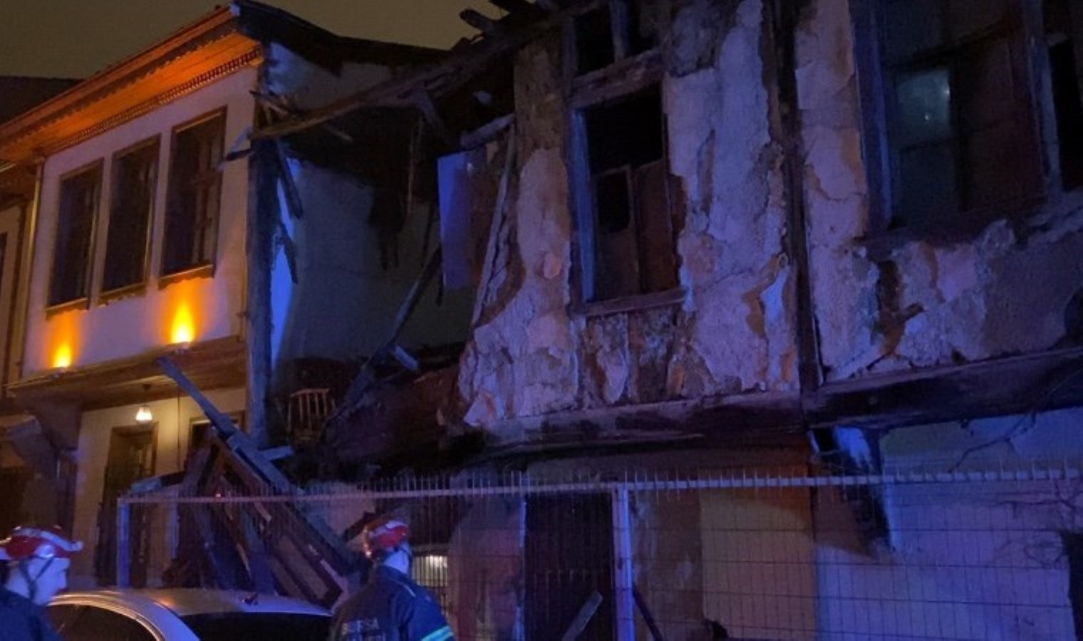 Yer Bursa… Metruk bina yıkıldı, otomobil hasar gördü!