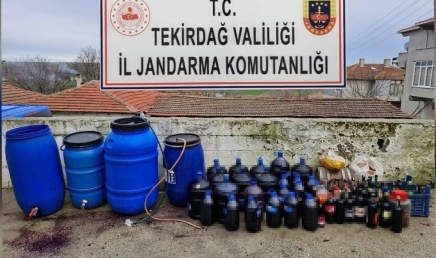 Yılbaşı öncesi kaçak alkol operasyonu… 2.5 ton ele geçirildi!