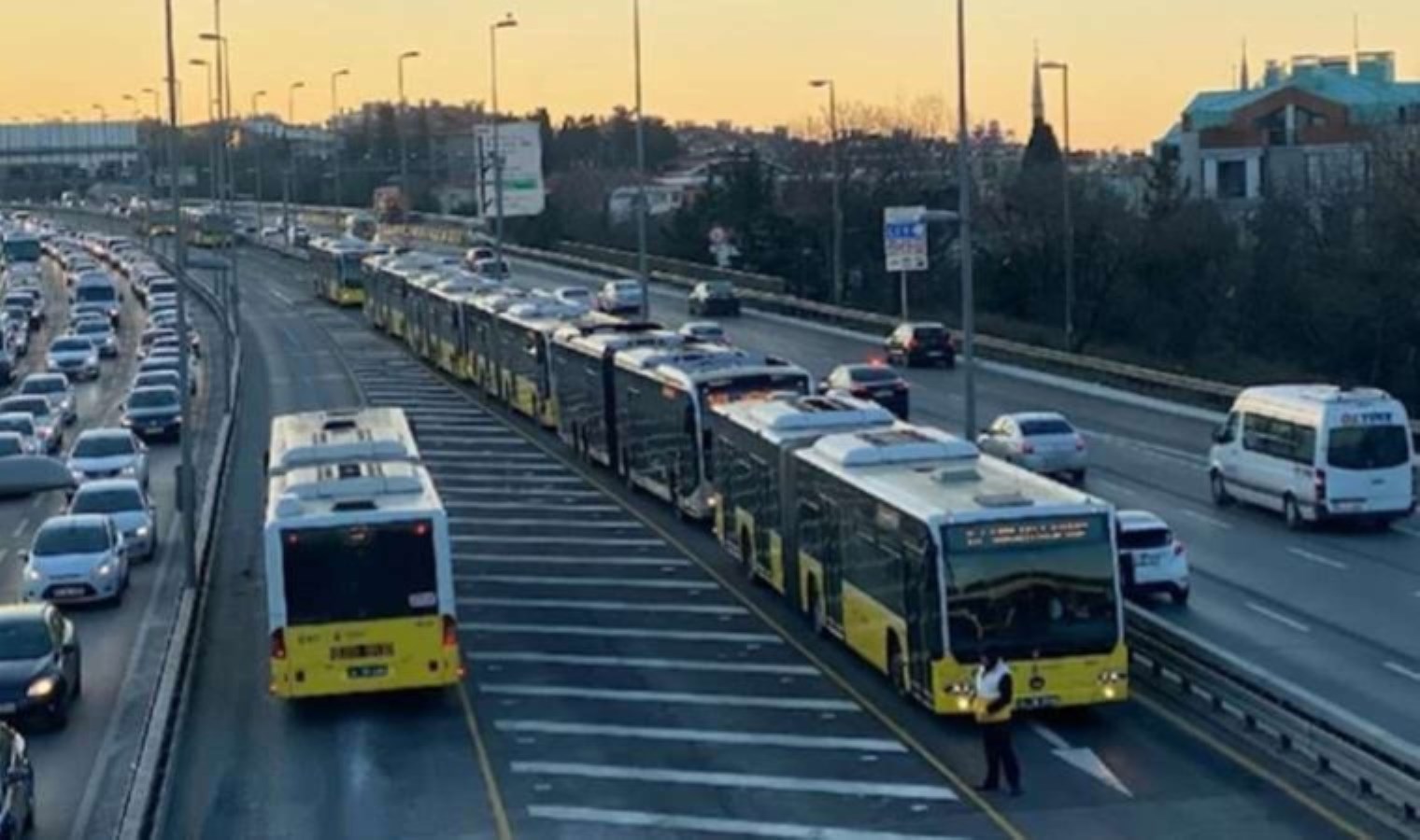 Yılbaşında toplu taşıma ücretsiz mi? 1 Ocak’ta metro, metrobüs, marmaray, vapur, otobüs ücretsiz mi olacak? Yılbaşında toplu taşıma kaça kadar çalışıyor?