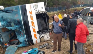 Yine yolcu otobüsü, yine kaza! Isparta’da yolcu otobüsü devrildi: Çok sayıda yaralı var…