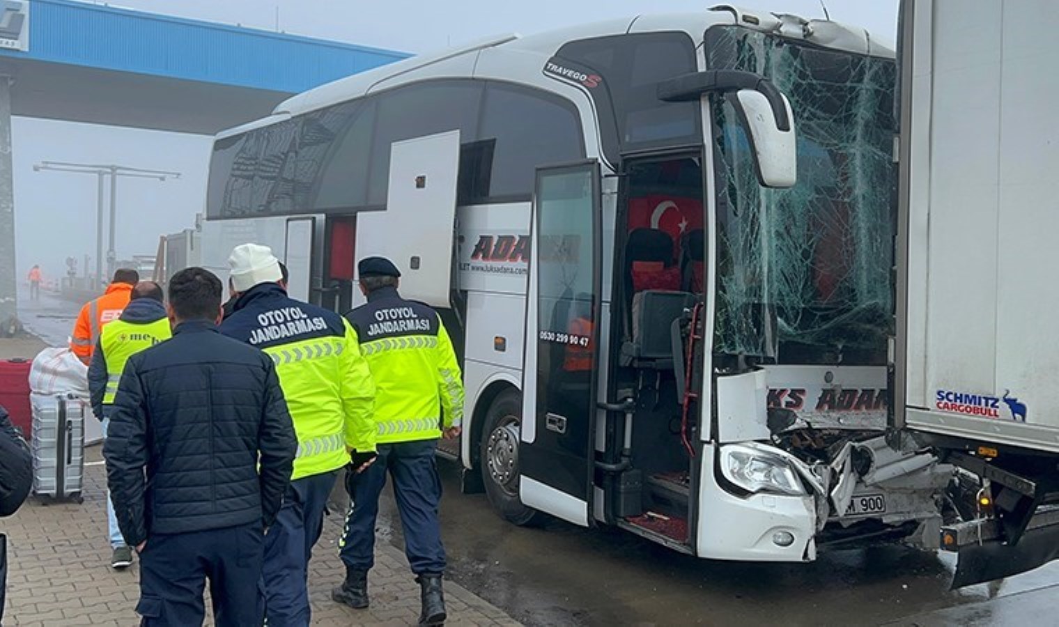 Yine yolcu otobüsü, yine kaza… Niğde-Ankara Otoyolu’nda yolcu otobüsü önündeki TIR’a çarptı: 8 yaralı