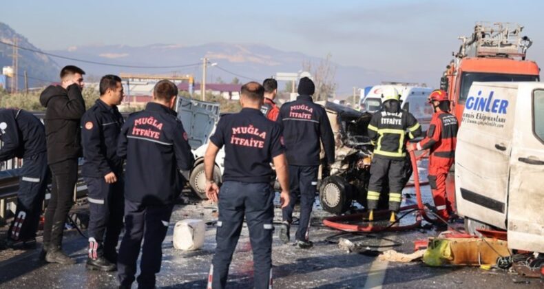 Yol trafiğe kapandı, ortalık savaş alanına döndü… Muğla’da 3 araçlık zincirleme kaza: 1’i ağır 7 yaralı