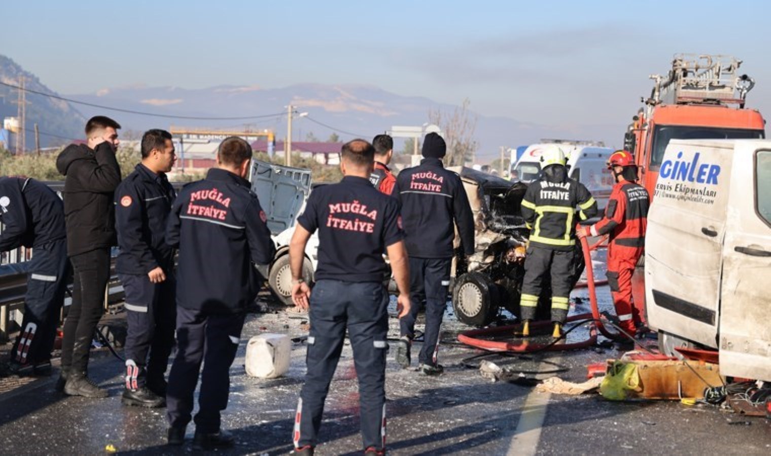 Yol trafiğe kapandı, ortalık savaş alanına döndü… Muğla’da 3 araçlık zincirleme kaza: 1’i ağır 7 yaralı