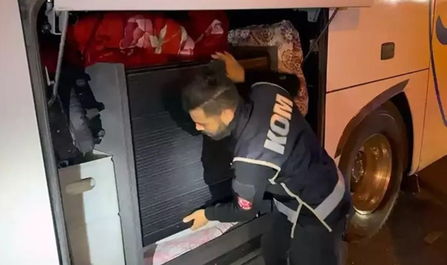 Yöntemleri pes dedirtti! Yolcu otobüsünün motorundan ‘kaçak telefon’ çıktı: 4,2 milyon TL değerinde…