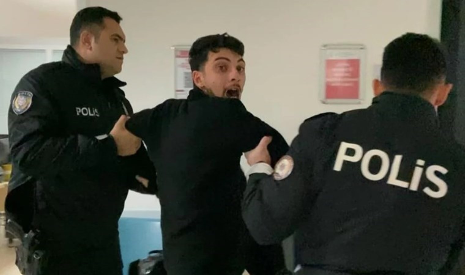 2 hakimin aracına çarptı: Kaçarken otogarda yakalandı