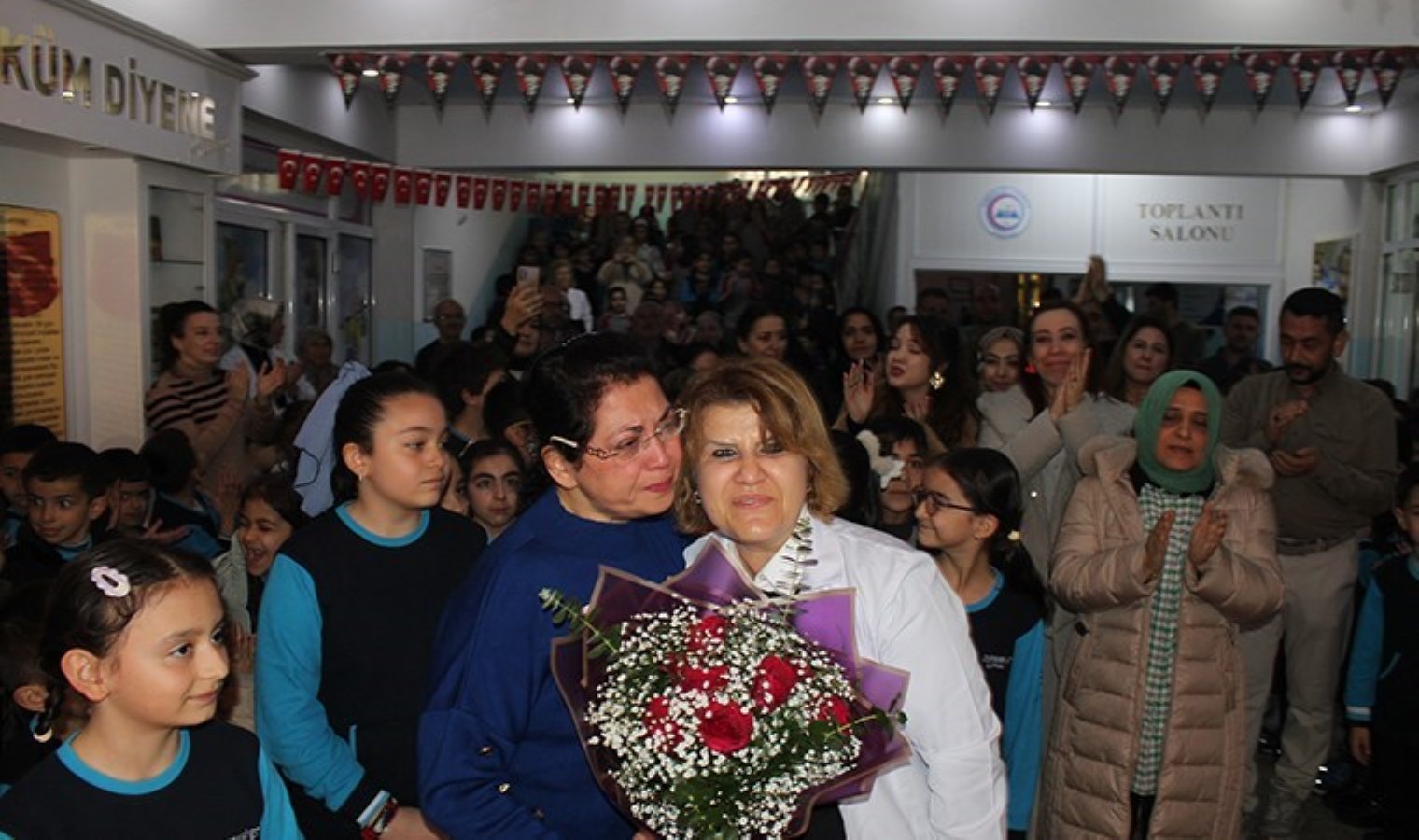 38 yıllık öğretmene, 25 yıldır görev yaptığı okulda Ferdi Tayfur şarkılı veda