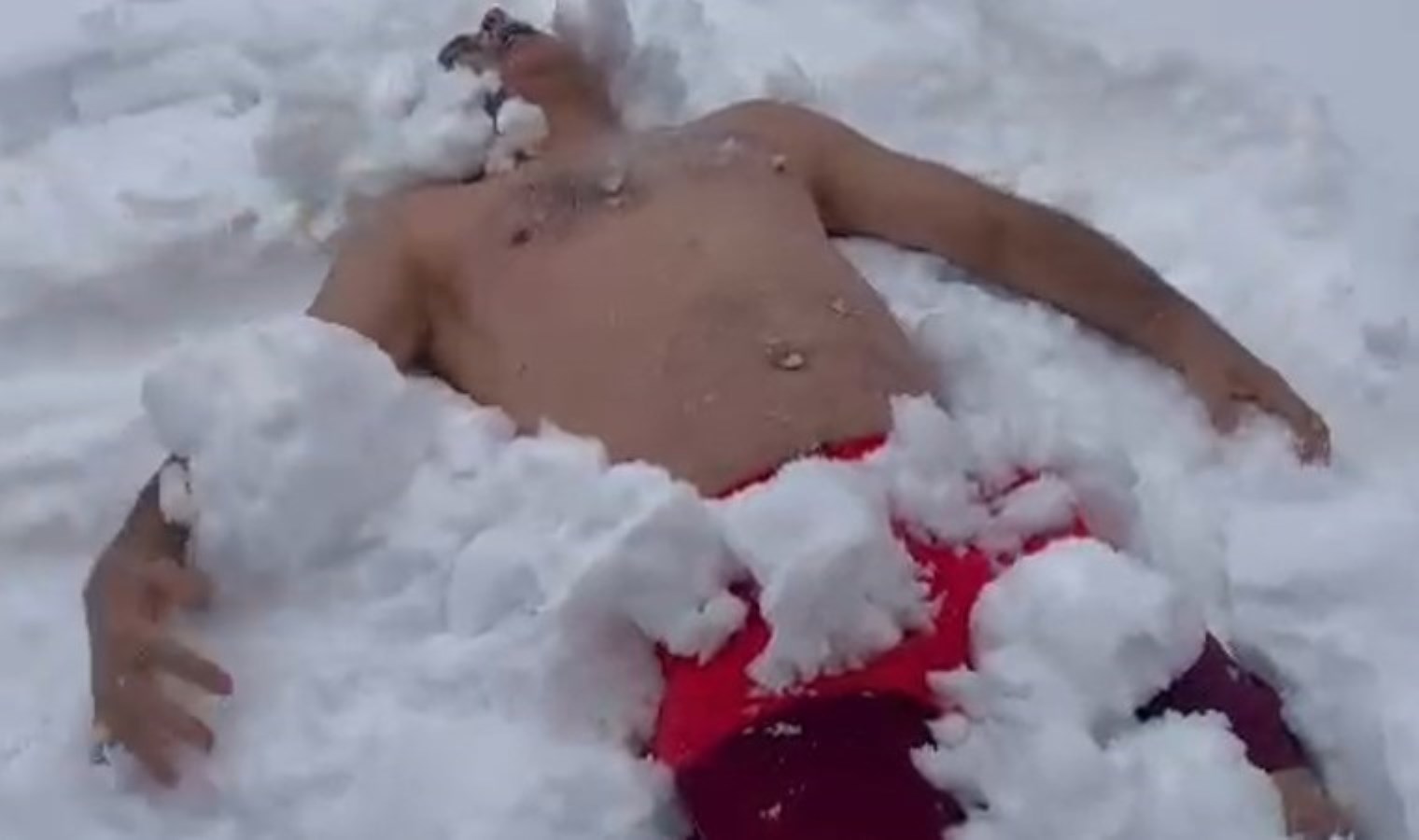 40 santimetre karda ‘kar banyosu’ yaptı