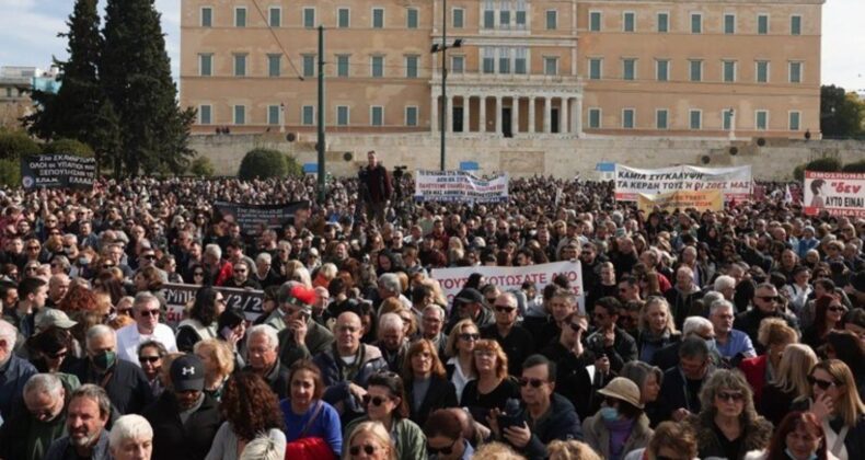 57 kişi hayatını kaybetmişti… Yunanistan’da 50 bin kişi ‘tren kazası’ için sokağa çıktı!