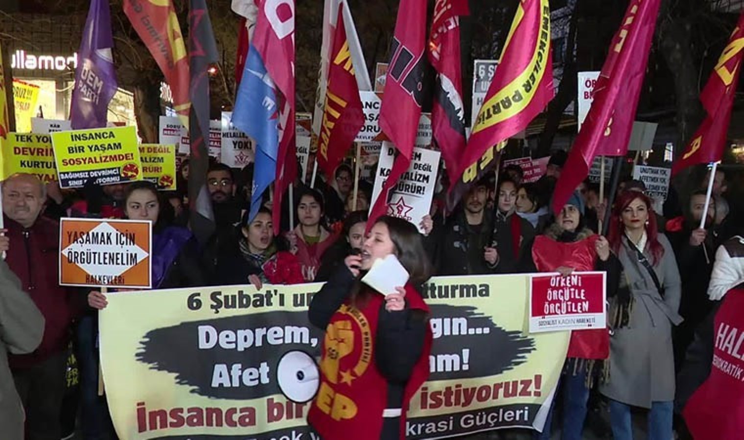 6 Şubat depremlerinde hayatlarını kaybeden anıldı: ‘Saraylara patronlara değil deprem bölgesine bütçe sağlanmalıdır’