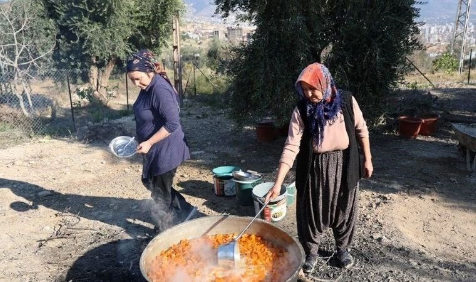Adana ve Hatay’ın vazgeçilmezi: Saatlerce odun ateşinde kaynıyor