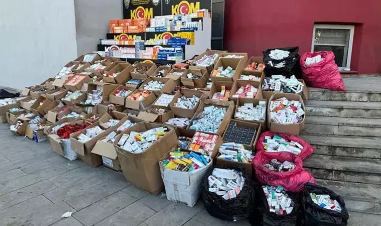 Adana’da eve dev operasyon! Başkalarına reçetelendirilmiş 145 bin kutu ilaç ele geçirildi: Baba-oğul birbirini suçladı