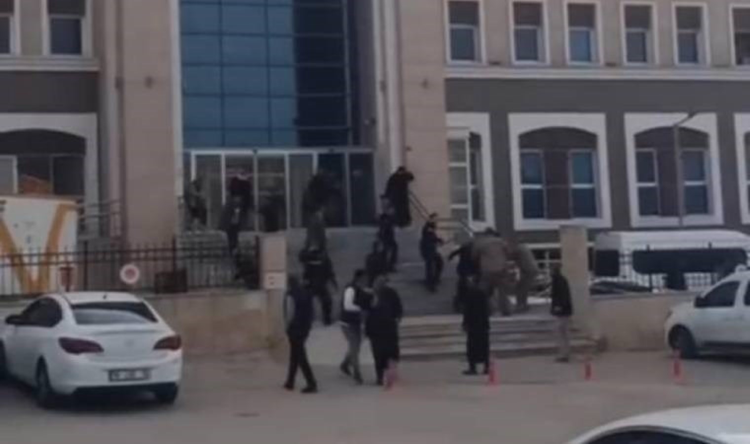 Adliye önünde husumetli aileler arasında kavga: Çok sayıda yaralı var!