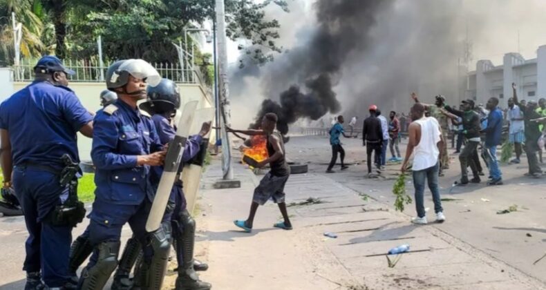 Afrika ülkesinde kitlesel protesto: Büyükelçilikler ateşe verildi