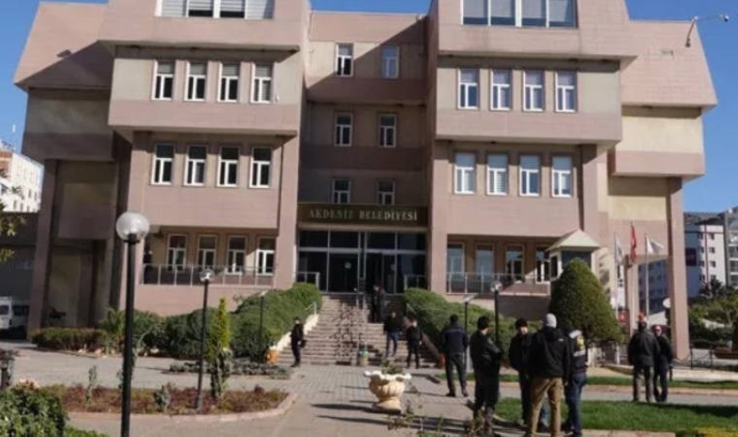 Akdeniz Belediyesi’ne kayyum atandı: Eş başkanlar gözaltına alındı!