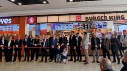 AKP’liler boykot edilsin denilen Burger King açılışında eğlendi