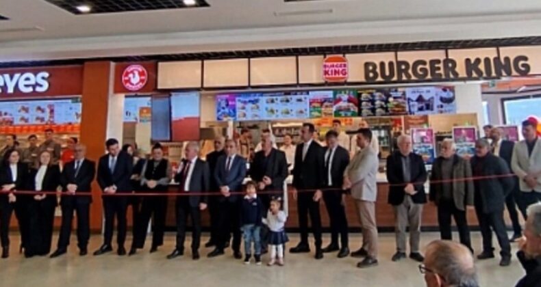 AKP’liler boykot edilsin denilen Burger King açılışında eğlendi