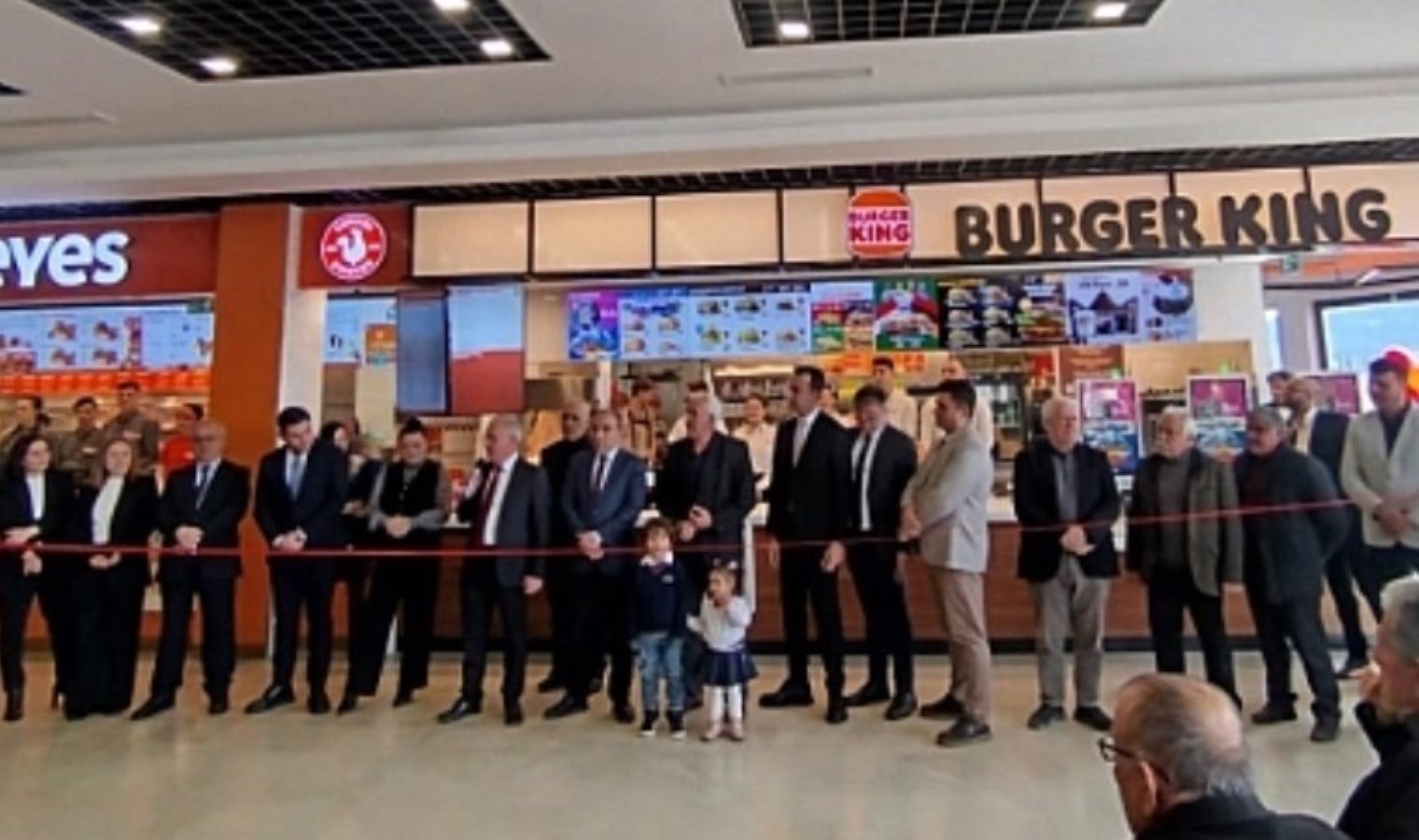 AKP’liler boykot edilsin denilen Burger King açılışında eğlendi