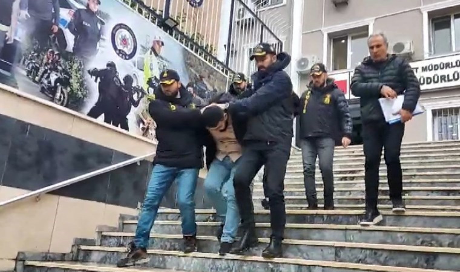 Akrabalarını arayıp ‘İntikamı aldım’ demiş! Sultangazi’deki cinayette yeni gelişme: 2 kişi tutuklandı