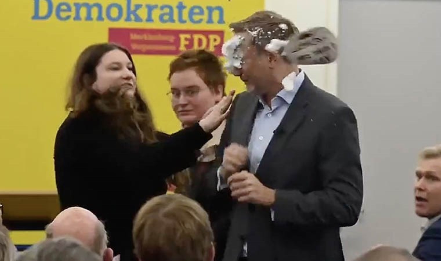 Almanya’da FDP Genel Başkanı Lindner’e ‘pastalı’ saldırı: ‘Kremalı tercih ederdim’