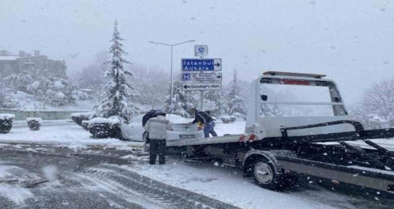 Aniden bastıran kar yağışı yurttaşlara zor anlar yaşattı