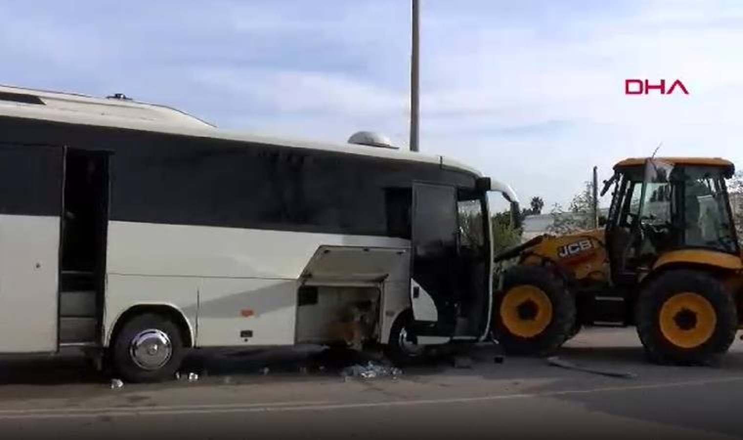 Antalya’da feci kaza… Midibüs ile iş makinesi çarpıştı: Çok sayıda yaralı var!