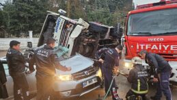 Antalya’da korkutan kaza: Gübre yüklü kamyon otomobilin üzerine devrildi