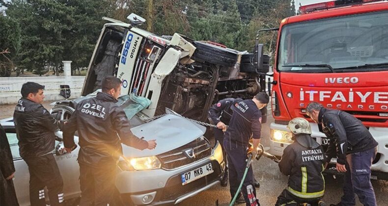 Antalya’da korkutan kaza: Gübre yüklü kamyon otomobilin üzerine devrildi