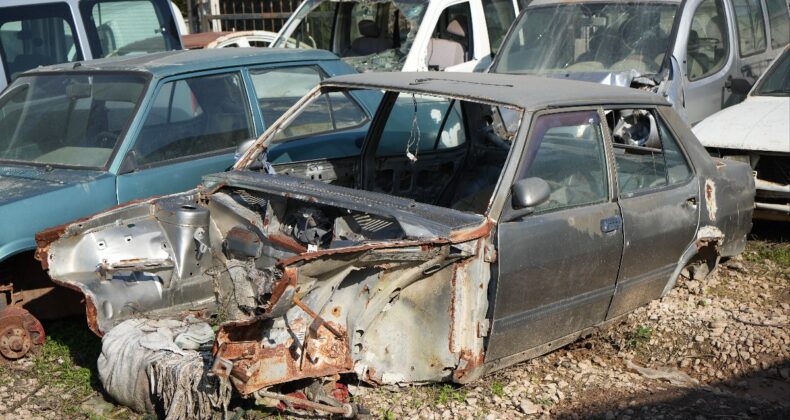 Antalya’da lüks araçlar otoparklarda çürüyor