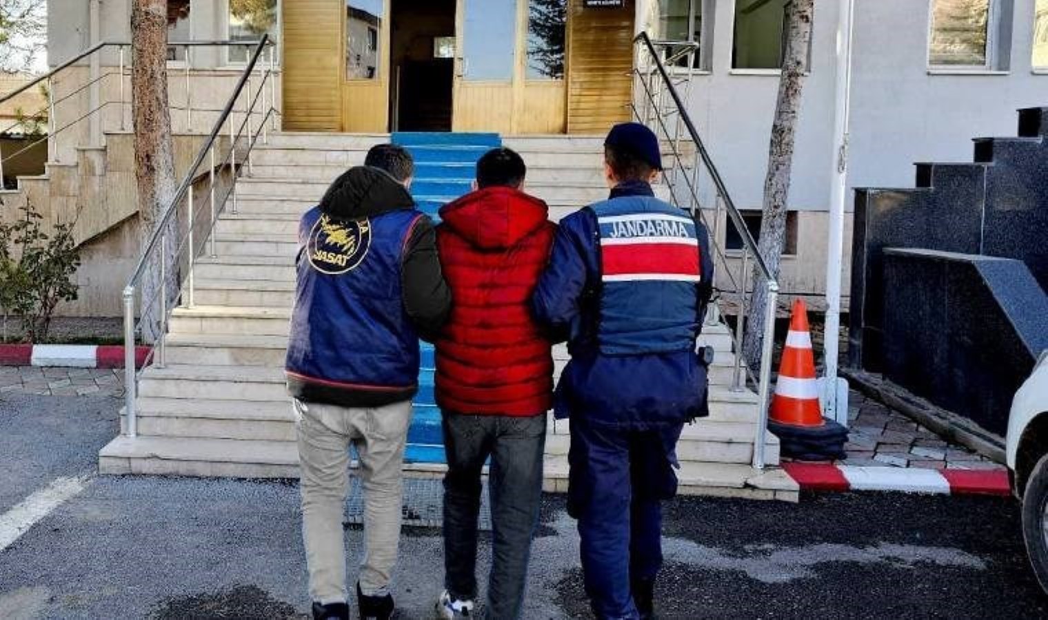 Aranıyordu… FETÖ üyesi saklandığı evde yakalandı!