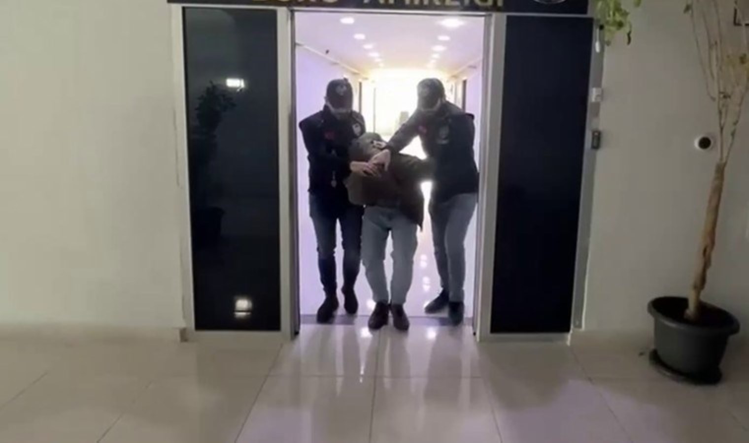 Arkadaşını bıçaklayarak öldüren zanlı tutuklandı: Görüntüleri ortaya çıktı