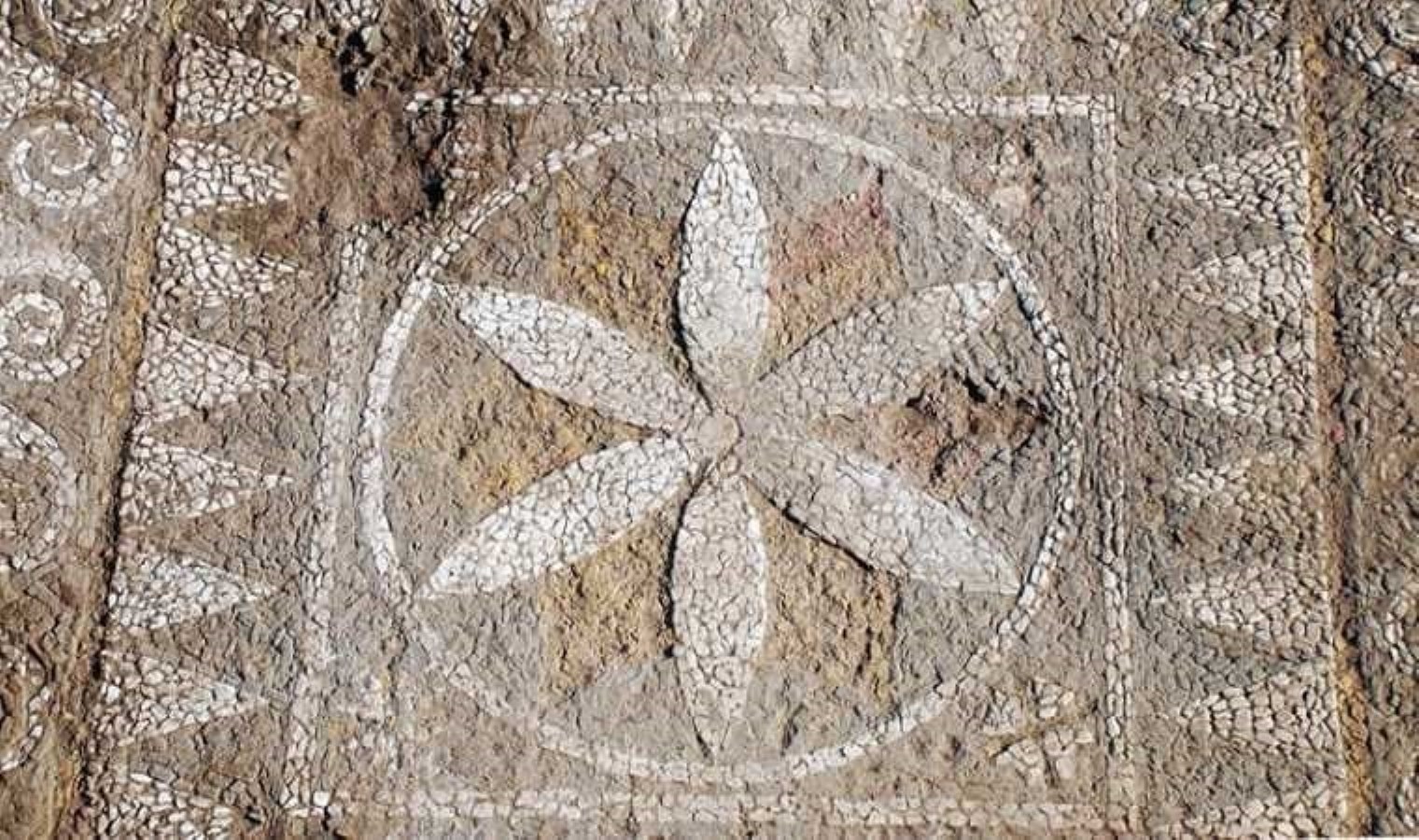 Assos’ta 2200 yıllık mozaik ve 1800 yıllık anıt mezar bulundu