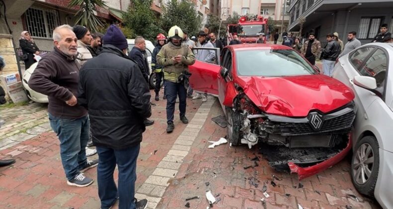 Avcılar’da ortalık savaş alanına döndü: Otomobil yayaya ve iki araca çarptı, sürücü kaçtı!