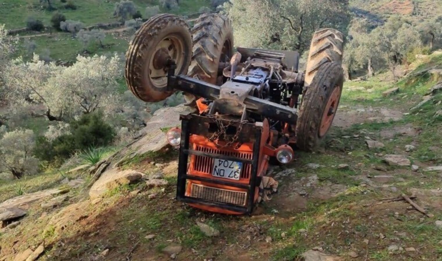 Aydın’da devrilen traktörün altında kalan çiftçi hayatını kaybetti
