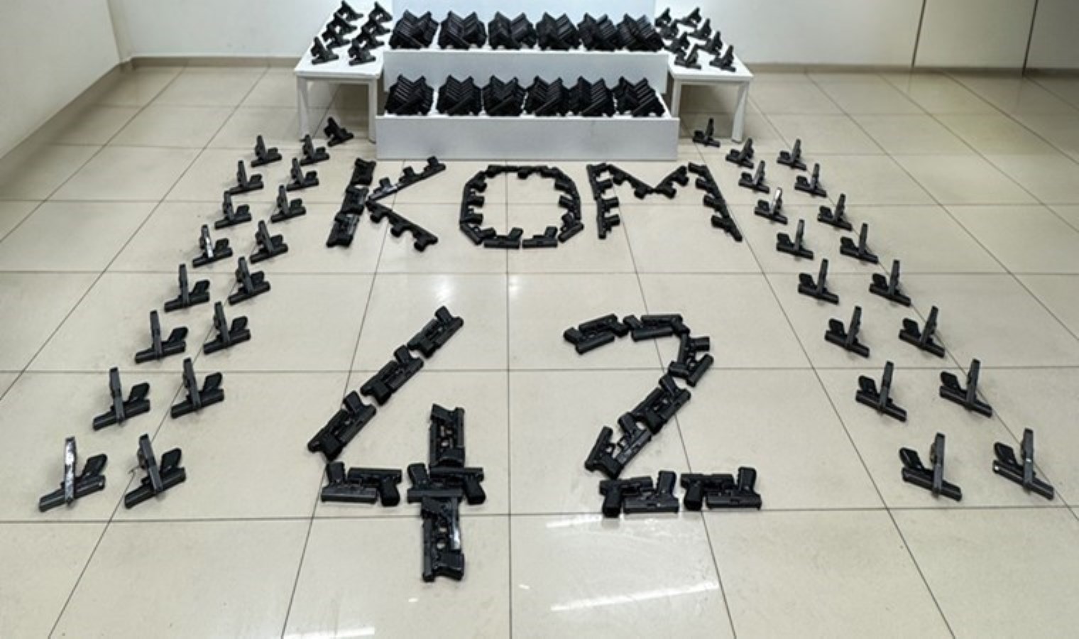 Baba ve oğulun evinden 400 tabanca çıktı: Tutuklandılar